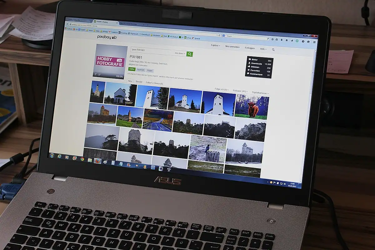Birou cu laptop, caiet și hârtii de portofoliu, spațiul de lucru al unui profesionist independent