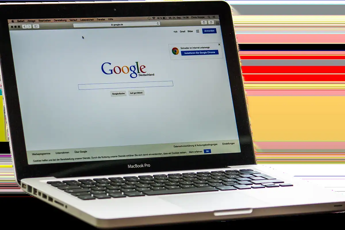 Laptop cu browserul deschis și notițe alături, pregătirea informațiilor despre companie înainte de interviu