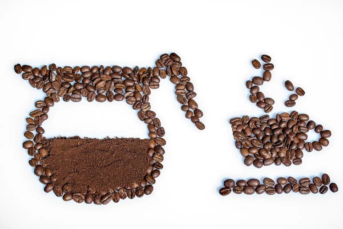 CV tipărit lângă o ceașcă de cafea, pe un birou, înainte de a fi trimis unui angajator