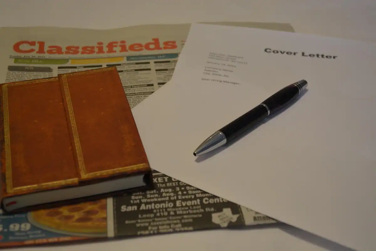 Foaie de CV, pix și laptop pe un birou, pregătirea CV-ului pentru schimbarea carierei