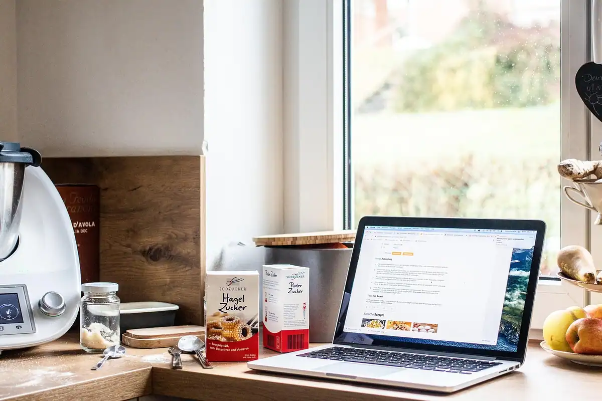 Laptop cu fereastra de scriere a unui e-mail deschisă, pregătind mesajul de aplicare pentru job