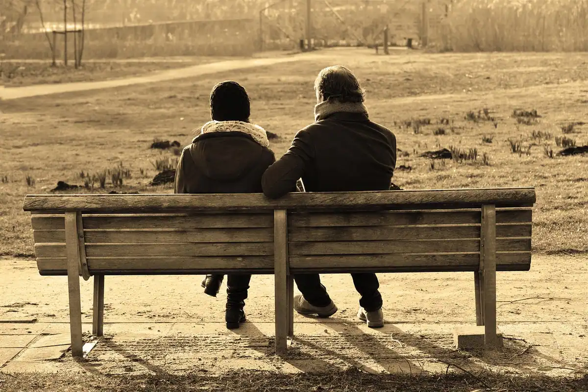 Persoană care se plimbă pe o alee liniștită din parc, pentru a-și calma emoțiile înainte de interviu