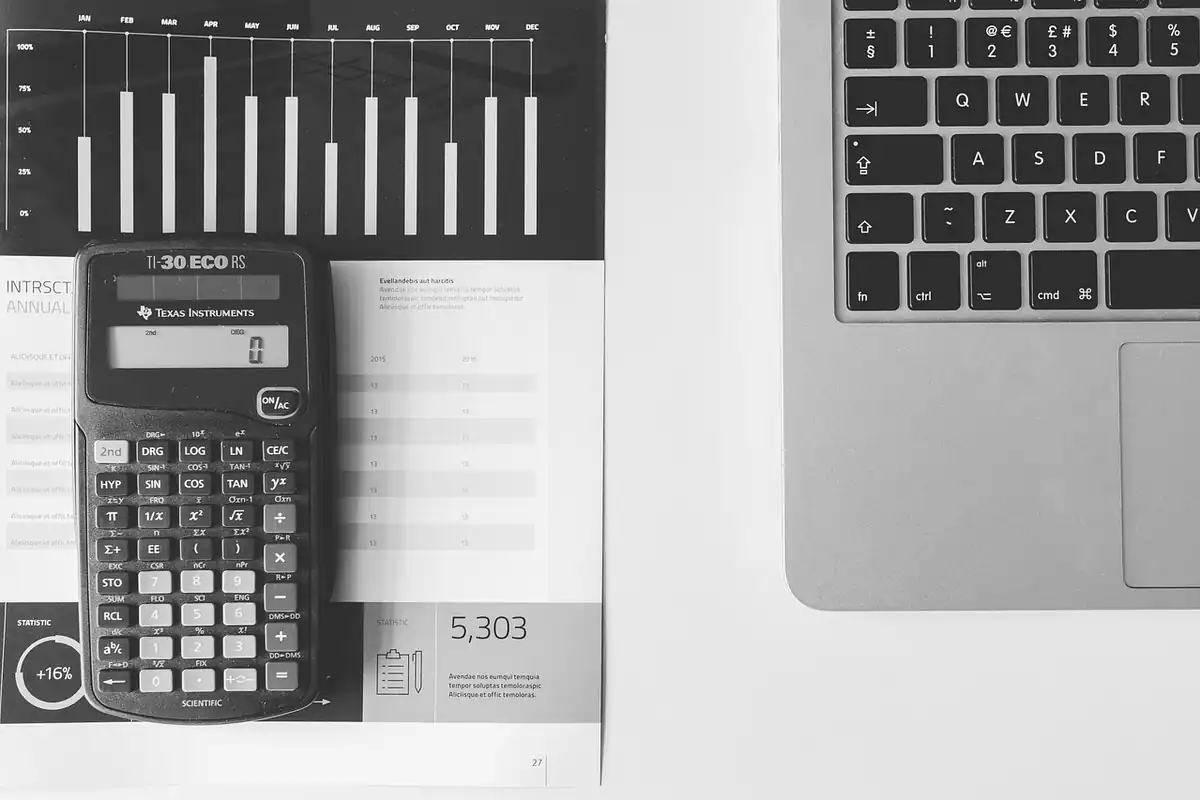 Calculator, caiet de buget și bonuri pe birou, calculul fondului de siguranță pentru reconversie