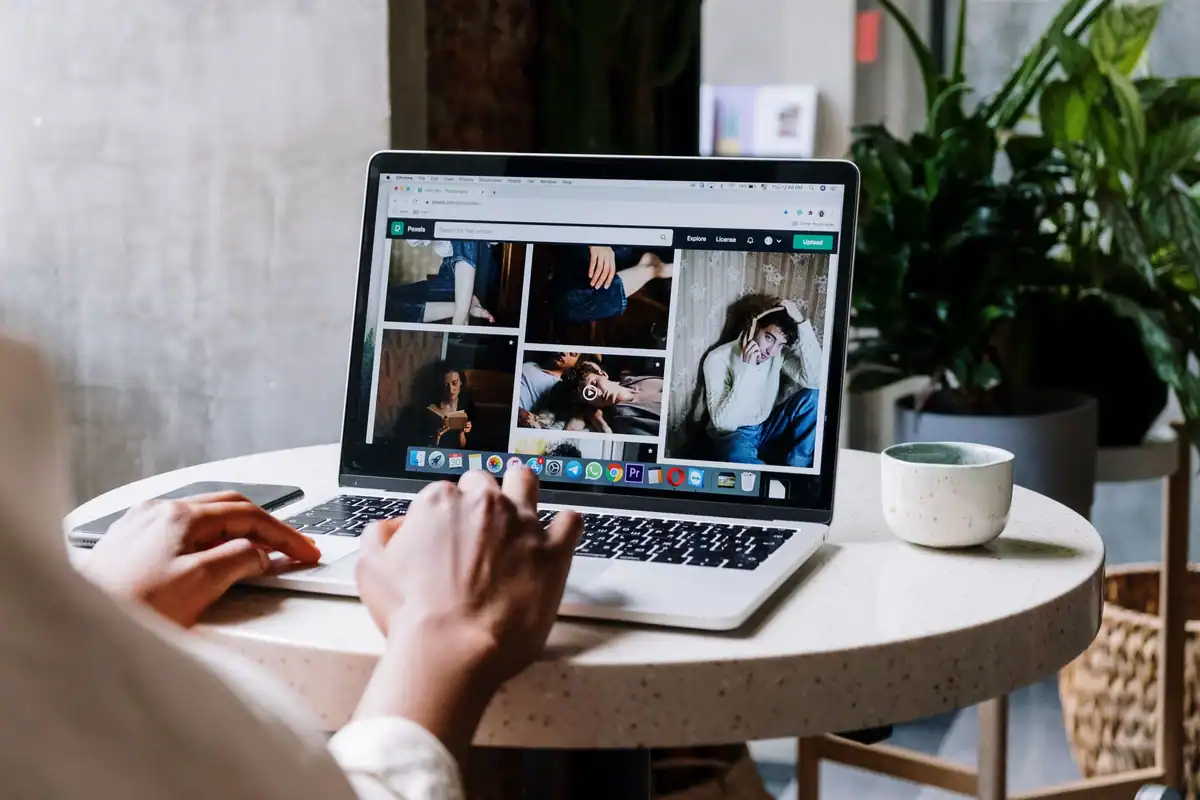 Freelancer care participă la un apel video pe laptop, de acasă