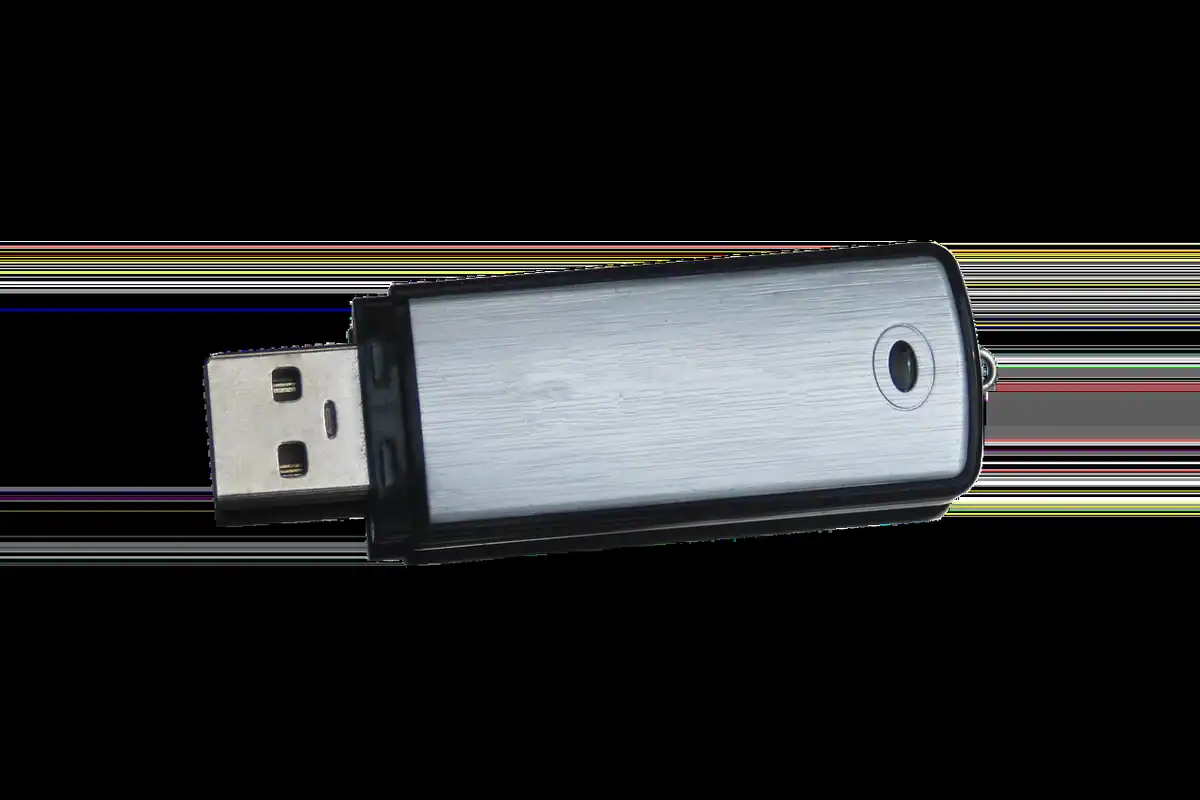 Dosar cu documente și stick USB, fișierele livrate clientului la finalul proiectului