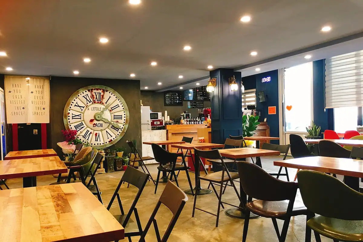 Ceas de perete și ceașcă de cafea pe birou, imagine despre cele două minute ale prezentării de sine