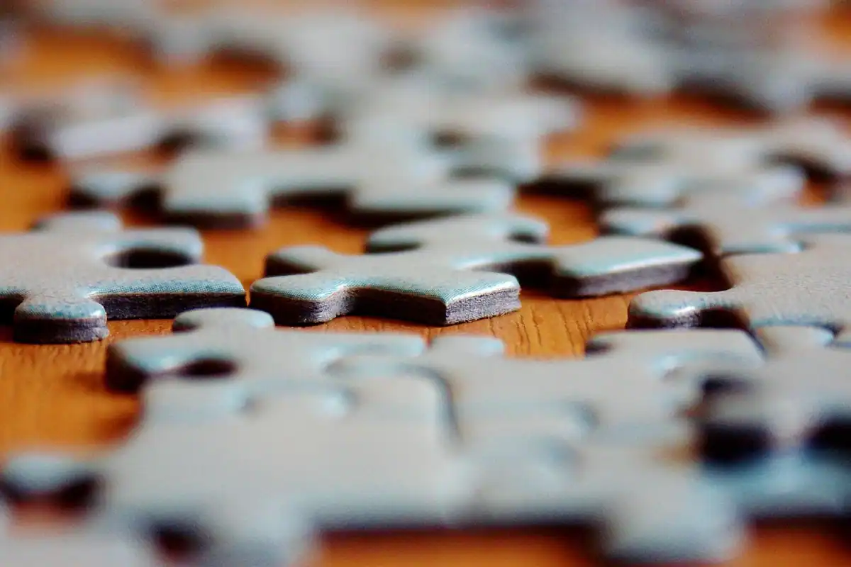 Piese de puzzle care se potrivesc pe o masă, imagine despre colaborarea dintre doi freelanceri